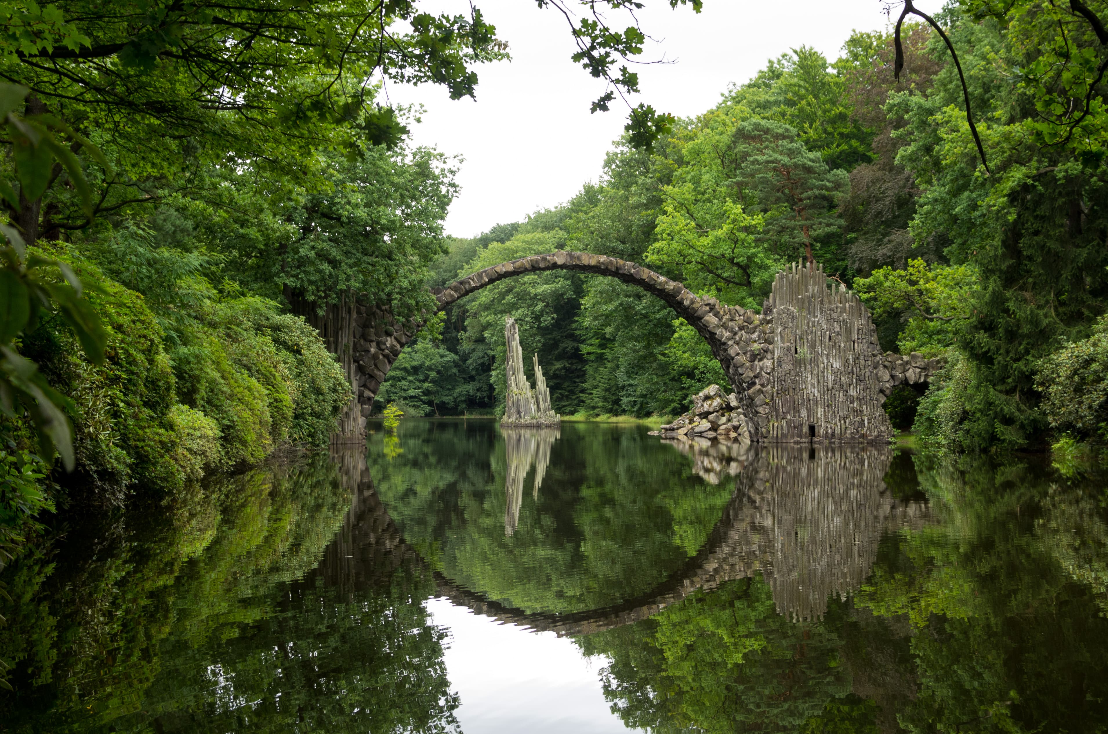 Kromlau — Rakotzbrücke (Ďáblův most)